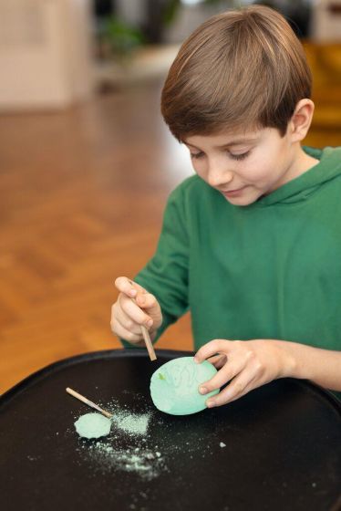 Dino uithak ei glow in the dark skelet | Speel je Wijs
