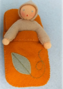 Atelier Pippilotta Poppenhuis 1 - Popje met Slaapzak | Speel je Wijs