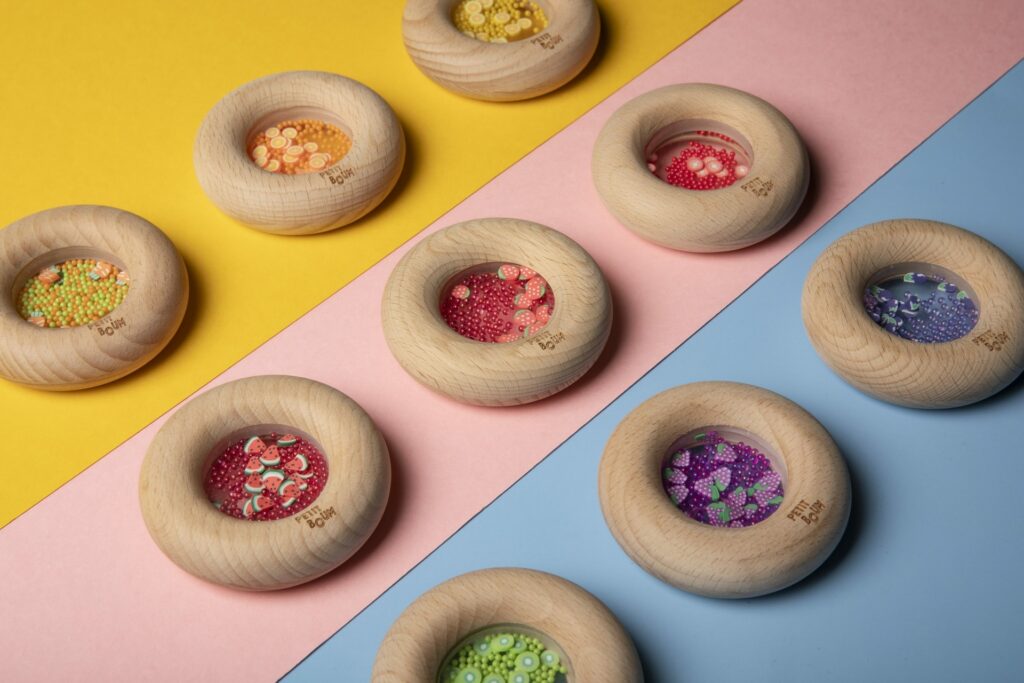 Petit Boum Sensorische Rammelaar en Bijtring - Donut Tomaten | Speel je Wijs